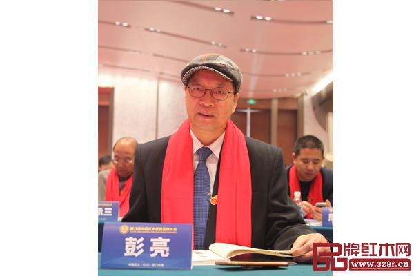 全聯(lián)藝術(shù)紅木家具專業(yè)委員會(huì)專家顧問(wèn)、教育部教學(xué)改革示范專業(yè)“家具設(shè)計(jì)與制造”專業(yè)帶頭人、中國(guó)家具設(shè)計(jì)專業(yè)委員會(huì)副主任彭亮 全聯(lián)藝術(shù)紅木家具專業(yè)委員會(huì)專家顧問(wèn)、教育部教學(xué)改革示范專業(yè)“家具設(shè)計(jì)與制造”專業(yè)帶頭人、中國(guó)家具設(shè)計(jì)專業(yè)委員會(huì)副主任彭亮