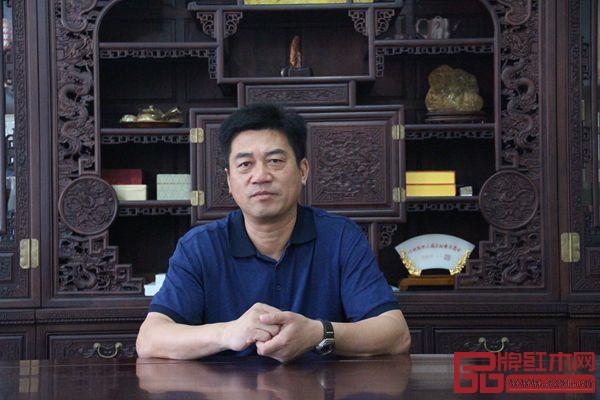 中國(guó)傳統(tǒng)工藝大師、東陽(yáng)市新明紅木有限公司董事長(zhǎng)張新民 中國(guó)傳統(tǒng)工藝大師、東陽(yáng)市新明紅木有限公司董事長(zhǎng)張新民