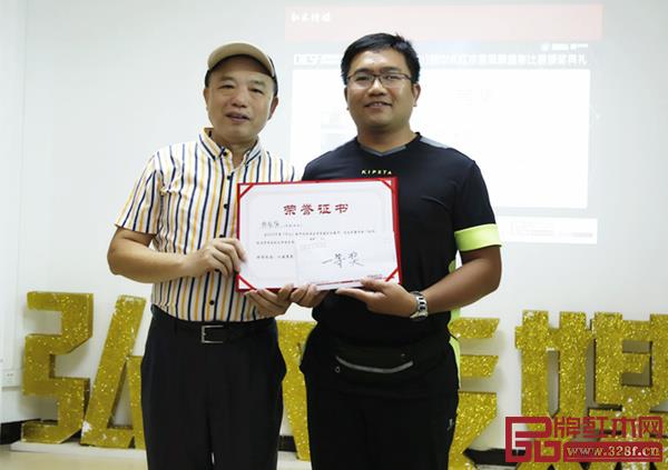 中山市攝影家協會顧問肖柏成(左一)為一等獎獲得者頒獎 中山市攝影家協會顧問肖柏成(左一)為一等獎獲得者頒獎