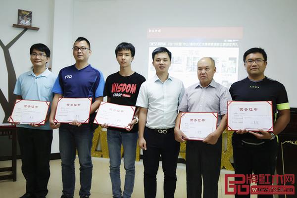全聯藝術紅木家具專業委員會執行會長、弘木傳媒CEO林偉華(右三)為三等獎獲得者頒獎 全聯藝術紅木家具專業委員會執行會長、弘木傳媒CEO林偉華(右三)為三等獎獲得者頒獎