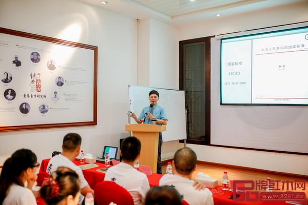 3、南京林業大學教授、博士，碩士研究生導師徐魁梧講解紅木木材方面知識