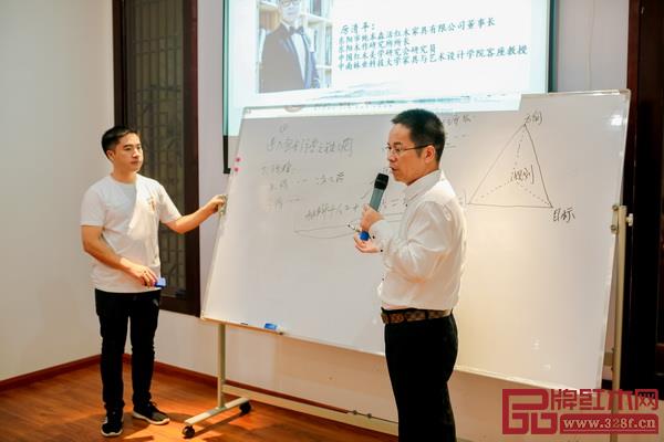 6、東陽木作研究所所長、中南林業科技大學家具與設計學院客座教授、純本森活董事長厲清平從純本森活企業文化、品牌故事及發展愿景等方面為大家做了深入分享