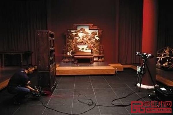 故宮南薰殿，工作人員在對(duì)展陳的明清家具進(jìn)行三維掃描 