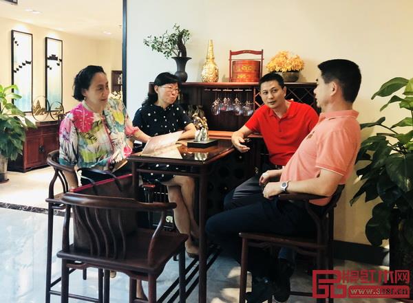  中國家具協會秘書長張冰冰（左一）、中國輕工業聯合會經濟合作部副主任陳郁（左二）、中山市大涌鎮鎮長賀修虎（右一）與紅古軒總經理吳赤宇交談