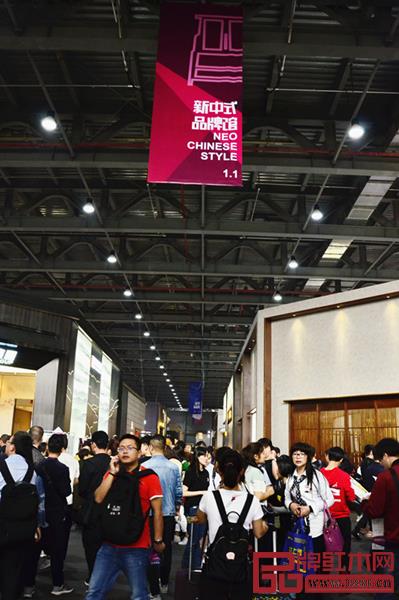 在東莞名家具展上，新中式品牌館吸引眾多觀展人