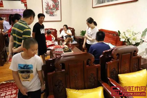 中信紅木諸暨店現場匯聚眾多顧客 中信紅木諸暨店現場匯聚眾多顧客