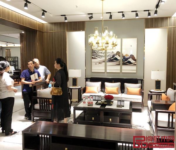 “檀一”新中式蘇州品牌專賣店正式營業后,備受廣大經銷商關注 “檀一”新中式蘇州品牌專賣店正式營業后,備受廣大經銷商關注