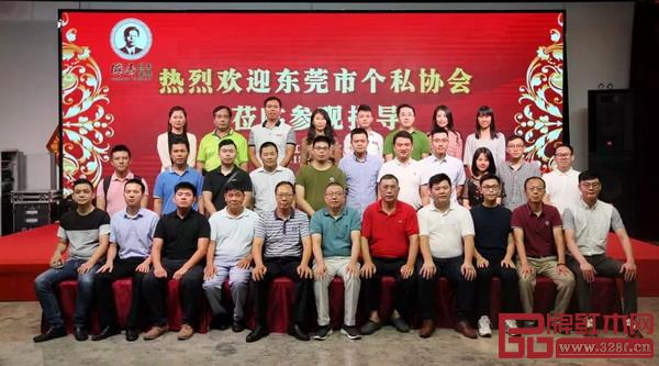 東莞市工商局黨組成員、經檢支隊張弢支隊長（前排左六）、國壽紅木副總經理王耀佳（前排右四）攜協會成員合影留念