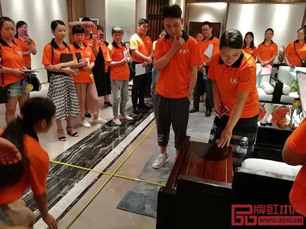  經(jīng)銷商團隊在東成紅木展廳進行培訓學習