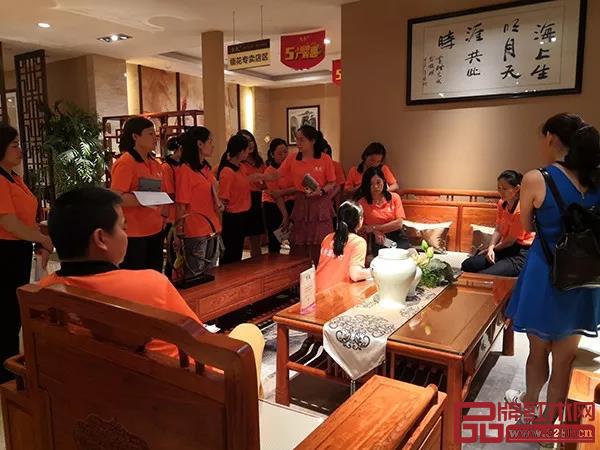經(jīng)銷商團隊在東成紅木展廳進行培訓學習 經(jīng)銷商團隊在東成紅木展廳進行培訓學習