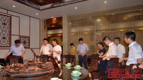 金華市委書記陳龍(左二)一行在旭東紅木董事長李曉東(左三)陪同下參觀浙江藝術紫檀博物館 金華市委書記陳龍(左二)一行在旭東紅木董事長李曉東(左三)陪同下參觀浙江藝術紫檀博物館