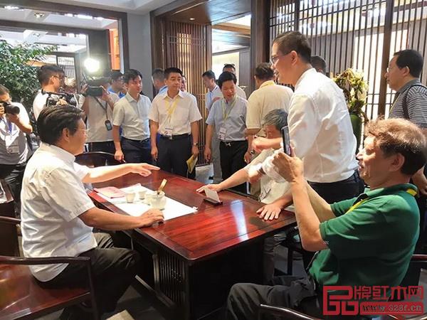  全國工商聯(lián)原副主席程路、全國工商聯(lián)第十一屆執(zhí)委宋建文、中國家具協(xié)會秘書長張冰冰、中國輕工業(yè)聯(lián)合會經(jīng)濟合作部副主任陳郁、中國家具協(xié)會傳統(tǒng)家具專業(yè)委員會秘書長姜恒夫等一眾領導親臨東成紅木展廳，盛贊“文宋”引領當代中式生活