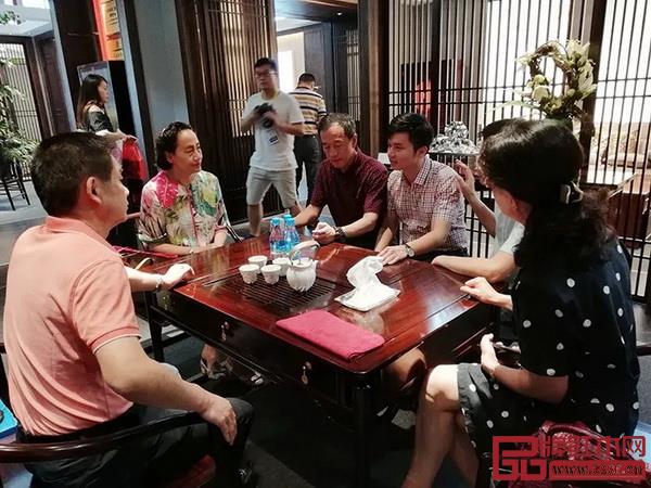 全國工商聯(lián)原副主席程路、全國工商聯(lián)第十一屆執(zhí)委宋建文、中國家具協(xié)會秘書長張冰冰、中國輕工業(yè)聯(lián)合會經(jīng)濟合作部副主任陳郁、中國家具協(xié)會傳統(tǒng)家具專業(yè)委員會秘書長姜恒夫等一眾領導親臨東成紅木展廳,盛贊“文宋”引領當代中式生活 全國工商聯(lián)原副主席程路、全國工商聯(lián)第十一屆執(zhí)委宋建文、中國家具協(xié)會秘書長張冰冰、中國輕工業(yè)聯(lián)合會經(jīng)濟合作部副主任陳郁、中國家具協(xié)會傳統(tǒng)家具專業(yè)委員會秘書長姜恒夫等一眾領導親臨東成紅木展廳,盛贊“文宋”引領當代中式生活