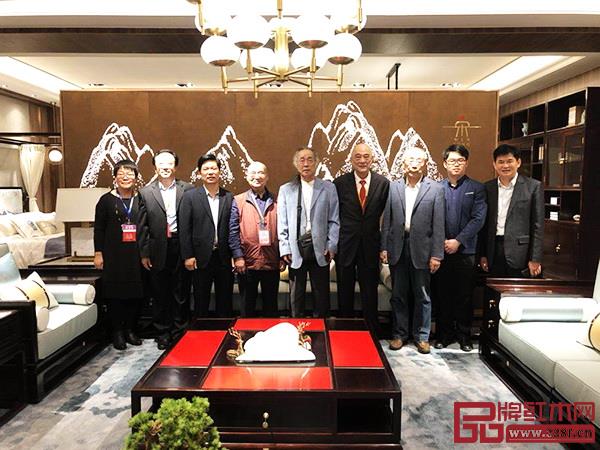  2018中山紅博會上，東成紅木·文宋受到政府領導、行業專家一致稱贊