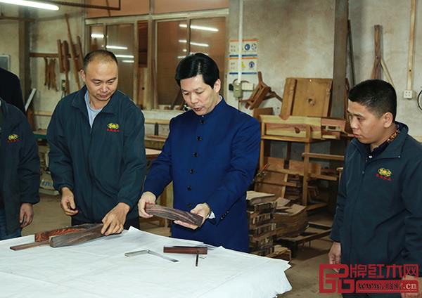  中國傳統工藝大師，東成紅木董事長張錫復（右二）經常與團隊就紅木家具制造分析查找原因，提出具體的改進意見