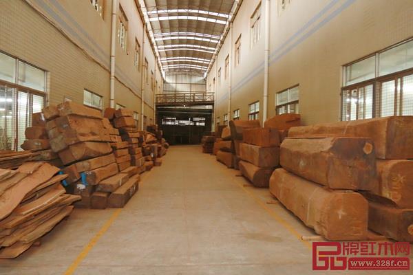 東成紅木堅持“真材實料、精挑國標紅木”的原則,用極為挑剔的態度挑選出最優質的紅木 東成紅木堅持“真材實料、精挑國標紅木”的原則,用極為挑剔的態度挑選出最優質的紅木