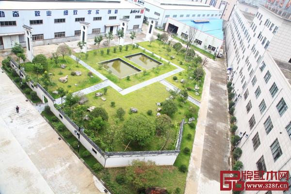 新明紅木工廠內(nèi)建有古典優(yōu)美的“新明園”,環(huán)境宜人 新明紅木工廠內(nèi)建有古典優(yōu)美的“新明園”,環(huán)境宜人