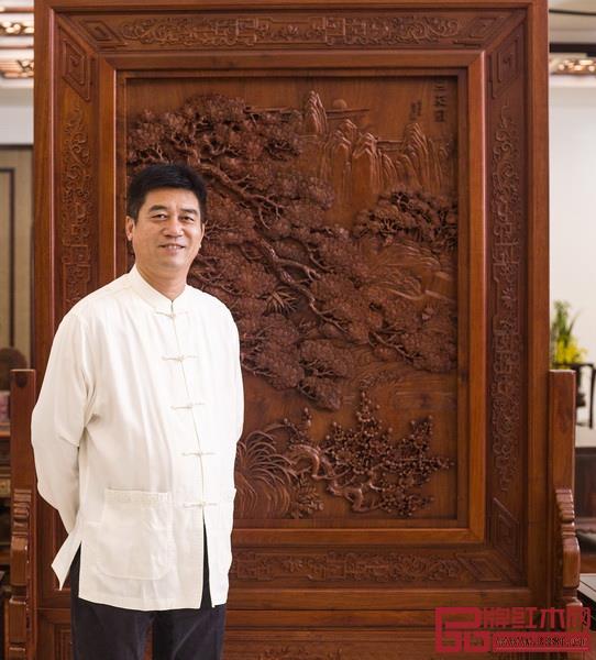 張新民,中國(guó)傳統(tǒng)工藝大師、中國(guó)藝術(shù)紅木家具傳承人、中國(guó)紅木家具傳承貢獻(xiàn)獎(jiǎng)獲得者、中共新明紅木黨支部書記、中國(guó)紅木家具行業(yè)風(fēng)云人物、中國(guó)國(guó)家博物館收藏作品總設(shè)計(jì)師、、中國(guó)紅木家具行業(yè)貢獻(xiàn)終身成就獎(jiǎng)獲得者、全聯(lián)藝術(shù)紅木家具專業(yè)委員會(huì)主席團(tuán)主席 張新民,中國(guó)傳統(tǒng)工藝大師、中國(guó)藝術(shù)紅木家具傳承人、中國(guó)紅木家具傳承貢獻(xiàn)獎(jiǎng)獲得者、中共新明紅木黨支部書記、中國(guó)紅木家具行業(yè)風(fēng)云人物、中國(guó)國(guó)家博物館收藏作品總設(shè)計(jì)師、、中國(guó)紅木家具行業(yè)貢獻(xiàn)終身成就獎(jiǎng)獲得者、全聯(lián)藝術(shù)紅木家具專業(yè)委員會(huì)主席團(tuán)主席
