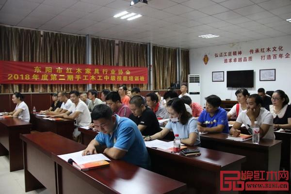 東陽(yáng)市2018年度第二期手工木工中級(jí)技能培訓(xùn)班正式開(kāi)班
