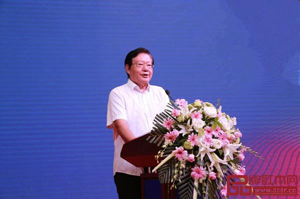 全國(guó)政協(xié)十一屆委員、全國(guó)工商聯(lián)九屆副主席、中國(guó)西部研究與發(fā)展促進(jìn)會(huì)理事長(zhǎng)程路