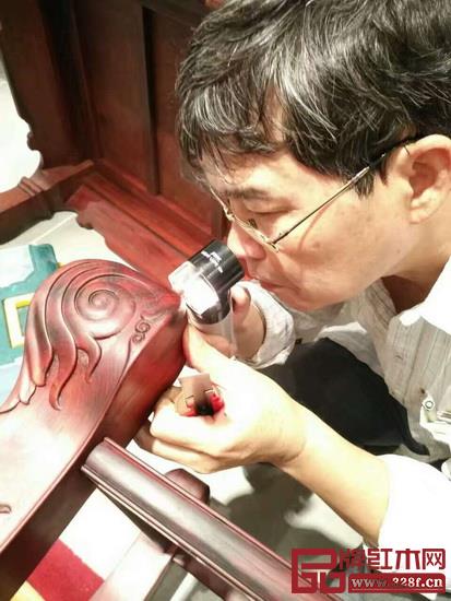 著名木材檢驗鑒定專家陳少仁用特定的檢測設備檢驗醉木苑紅木家具的各個邊角,不放過任何一處死角 著名木材檢驗鑒定專家陳少仁用特定的檢測設備檢驗醉木苑紅木家具的各個邊角,不放過任何一處死角