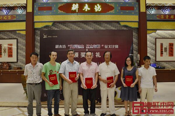中山市報告文學(xué)學(xué)會副主編蔡志宏、黃柳年,副秘書長李春燕為優(yōu)秀獎獲得者頒獎 中山市報告文學(xué)學(xué)會副主編蔡志宏、黃柳年,副秘書長李春燕為優(yōu)秀獎獲得者頒獎