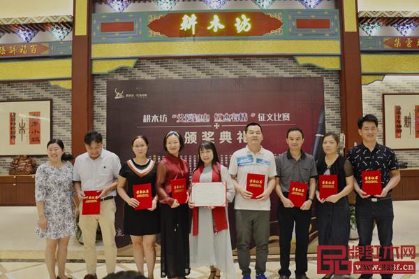 中山市報告文學(xué)學(xué)會副主席兼秘書長王玉菊為三等獎獲得者頒獎 中山市報告文學(xué)學(xué)會副主席兼秘書長王玉菊為三等獎獲得者頒獎