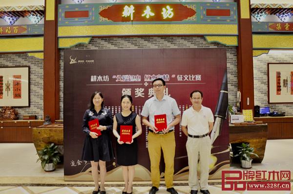 中山市作家協(xié)會副主席黃剛為二等獎獲得者頒獎 中山市作家協(xié)會副主席黃剛為二等獎獲得者頒獎