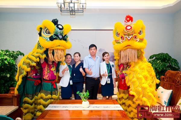 居典紅木萬達廣場紫檀館開業(yè),董事長尹付林(右二)與工作人員合影留念 居典紅木萬達廣場紫檀館開業(yè),董事長尹付林(右二)與工作人員合影留念