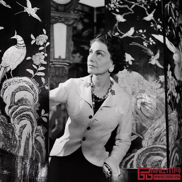  嘉柏麗爾·香奈兒與她鐘愛的烏木漆面屏風，攝于1937 年。（ 攝影：Lipnitzki & Roger-Viollet，圖片來自CHANEL 中國官網）