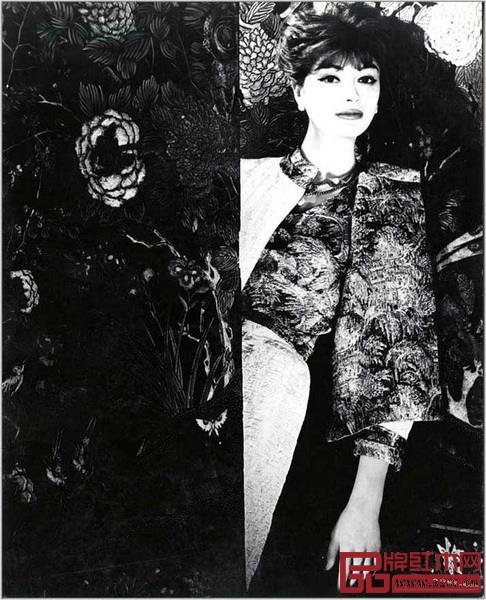與香奈兒女士所鐘愛的其他事物一樣,東方屏風也化作她的靈感來源,出現在高級定制服上,成為發布會舞臺裝飾、宣傳影像的背景與廣告大片的細節(圖片來自CHANEL 中國官網) 與香奈兒女士所鐘愛的其他事物一樣,東方屏風也化作她的靈感來源,出現在高級定制服上,成為發布會舞臺裝飾、宣傳影像的背景與廣告大片的細節(圖片來自CHANEL 中國官網)