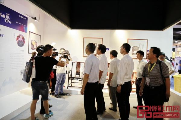 景初新中式家具書畫展暨經典作品展吸引一眾領導嘉賓參觀 景初新中式家具書畫展暨經典作品展吸引一眾領導嘉賓參觀