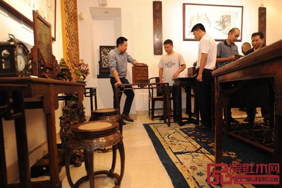 正在北京東方保利時(shí)間博物館舉辦的中國明清家具展,為大眾開辟了一個(gè)感受傳統(tǒng)文化精髓,探討明清家具鑒賞話題的專業(yè)平臺(tái) 正在北京東方保利時(shí)間博物館舉辦的中國明清家具展,為大眾開辟了一個(gè)感受傳統(tǒng)文化精髓,探討明清家具鑒賞話題的專業(yè)平臺(tái)