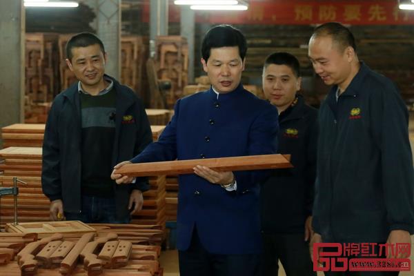 張錫復董事長對工藝有執著的堅持，經常與東成紅木生產團隊就紅木家具制造分析查找問題原因，及時提出具體的改進意見