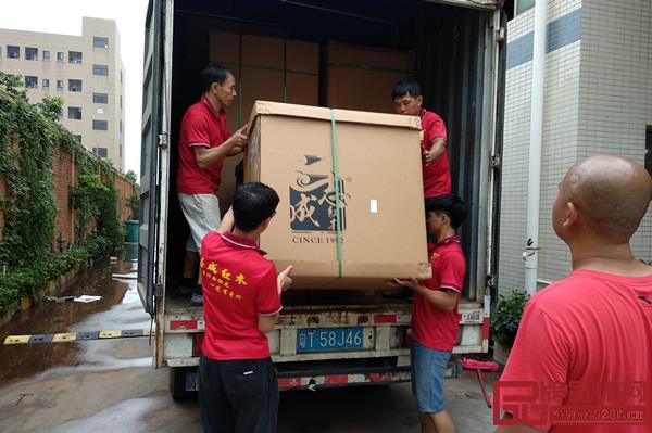 志成紅木“耕梨”新中式《七碗茶臺》被細心地打包裝運,啟程天津 志成紅木“耕梨”新中式《七碗茶臺》被細心地打包裝運,啟程天津