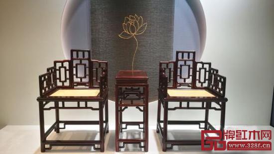 “中國蘇作紅木文化展”以實物、圖片與解說相結(jié)合,立體化的展覽格局強化大眾對蘇作紅木文化的理解 “中國蘇作紅木文化展”以實物、圖片與解說相結(jié)合,立體化的展覽格局強化大眾對蘇作紅木文化的理解