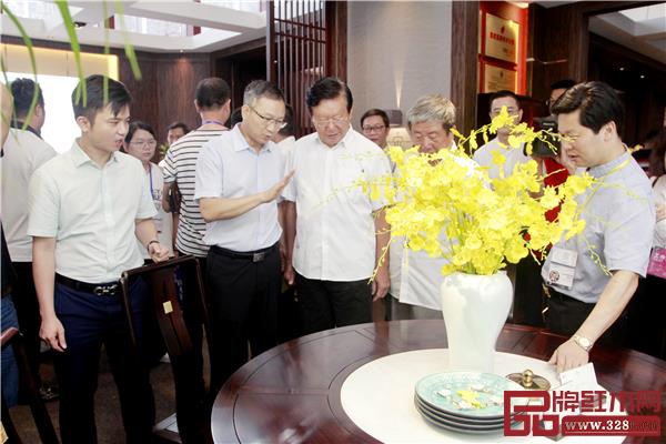 領導嘉賓參觀各參展企業展廳
