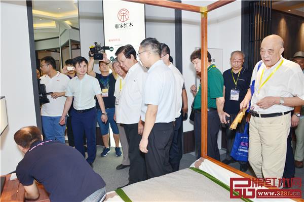 領導嘉賓參觀各參展企業展廳