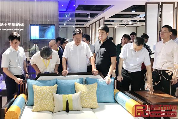 領導嘉賓參觀各參展企業展廳