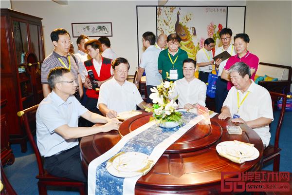 領導嘉賓參觀各參展企業展廳 領導嘉賓參觀各參展企業展廳