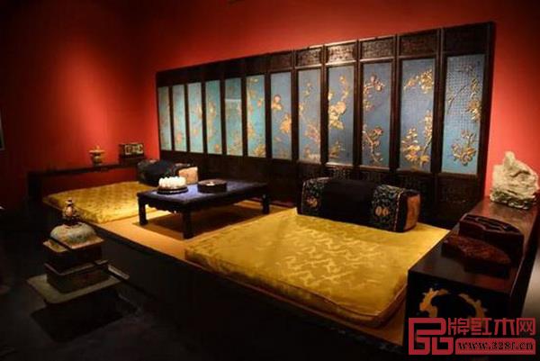亮相“重文德之光華:重華宮原狀文物展”的紅木家具文物(此場景為重華宮東梢間“芝蘭室”,是乾隆臨幸休息的場所,炕上陳紫檀屏風,屏心雕有十二個月的花卉) 亮相“重文德之光華:重華宮原狀文物展”的紅木家具文物(此場景為重華宮東梢間“芝蘭室”,是乾隆臨幸休息的場所,炕上陳紫檀屏風,屏心雕有十二個月的花卉)
