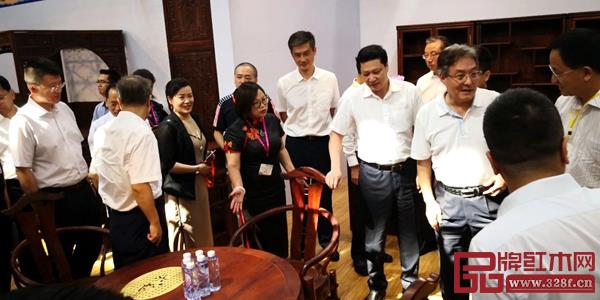 廣東省深圳市委常委 龍華區(qū)委書記余新國等多位領導、專家來到孔連紅木展館參觀交流
