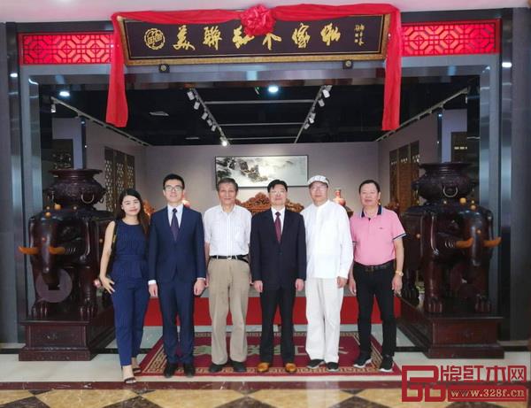 全聯(lián)藝術(shù)紅木家具專業(yè)委員會(huì)專家顧問(wèn)、原故宮博物院文??萍疾恐魅尾莒o樓(左三),全聯(lián)藝術(shù)紅木家具專業(yè)委員會(huì)專家顧問(wèn)、教育部教學(xué)改革示范專業(yè)“家具設(shè)計(jì)與制造”專業(yè)帶頭人彭亮(右二),美聯(lián)紅木董事長(zhǎng)張洪林(右三),美聯(lián)紅木總經(jīng)理劉崇芳(右一),美聯(lián)紅木副董事長(zhǎng)張文海(左二),全聯(lián)藝術(shù)紅木家具專業(yè)委員會(huì)秘書長(zhǎng)舒鋆鋆(左一)在香港美聯(lián)紅木臨沂藝術(shù)館合影 全聯(lián)藝術(shù)紅木家具專業(yè)委員會(huì)專家顧問(wèn)、原故宮博物院文??萍疾恐魅尾莒o樓(左三),全聯(lián)藝術(shù)紅木家具專業(yè)委員會(huì)專家顧問(wèn)、教育部教學(xué)改革示范專業(yè)“家具設(shè)計(jì)與制造”專業(yè)帶頭人彭亮(右二),美聯(lián)紅木董事長(zhǎng)張洪林(右三),美聯(lián)紅木總經(jīng)理劉崇芳(右一),美聯(lián)紅木副董事長(zhǎng)張文海(左二),全聯(lián)藝術(shù)紅木家具專業(yè)委員會(huì)秘書長(zhǎng)舒鋆鋆(左一)在香港美聯(lián)紅木臨沂藝術(shù)館合影
