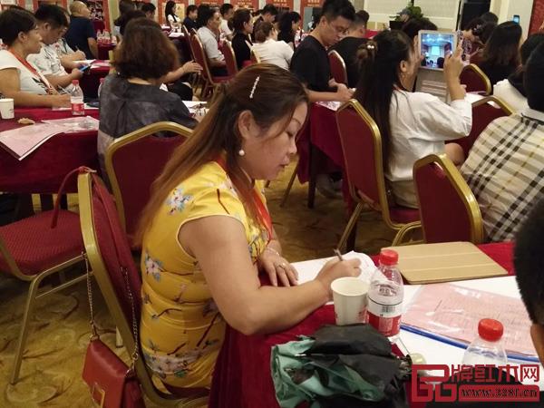 會議現場學員認真做筆記