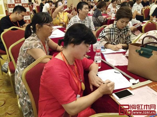 會議現場學員認真做筆記