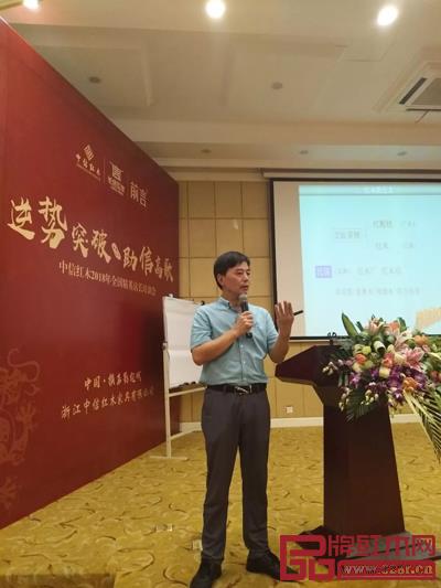 南京林業大學教授徐魁梧為學員講述紅木家具木材知識