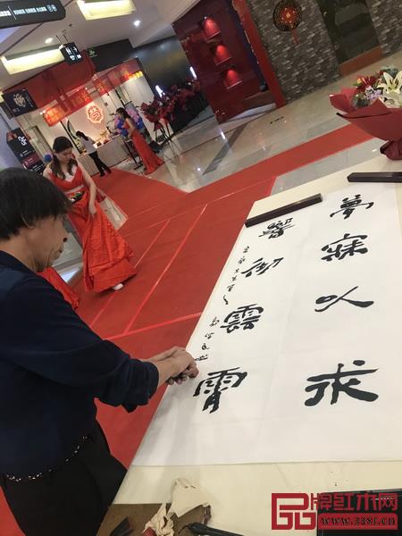 中國實力派書畫家郭佩民現場為嘉賓賜字 中國實力派書畫家郭佩民現場為嘉賓賜字