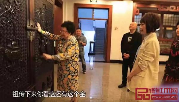 陳麗華展示自家祖傳的一組紫檀大衣柜 陳麗華展示自家祖傳的一組紫檀大衣柜