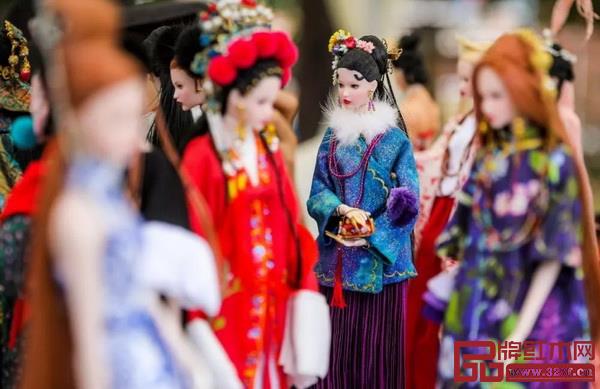 在戴為中式文化節現場,最吸引人的是主辦方精心準備的“中國芭比娃娃展” 在戴為中式文化節現場,最吸引人的是主辦方精心準備的“中國芭比娃娃展”