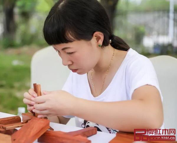 手繪團扇、手工制作朝珠、榫卯拼接、絲翎檀雕工藝等環節吸引了不少朋友參與 手繪團扇、手工制作朝珠、榫卯拼接、絲翎檀雕工藝等環節吸引了不少朋友參與